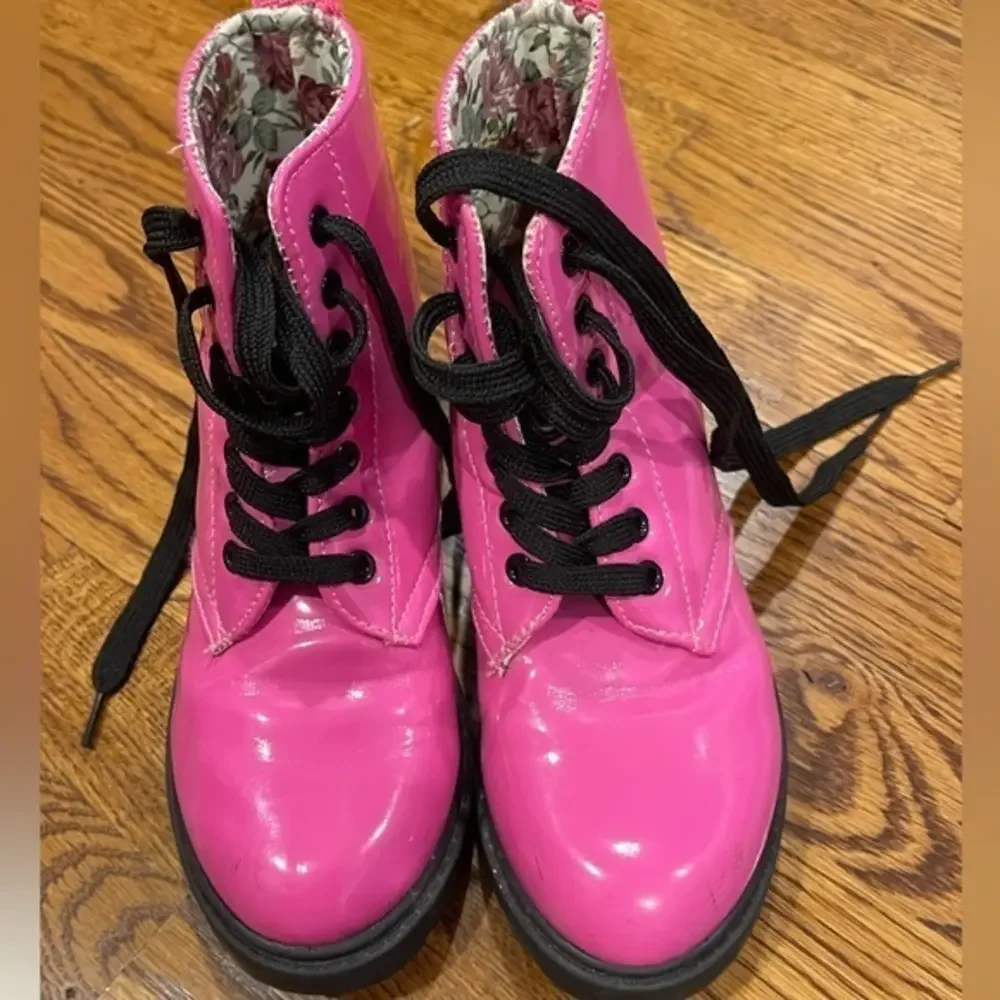 Girls patent leather hot pink combat boots